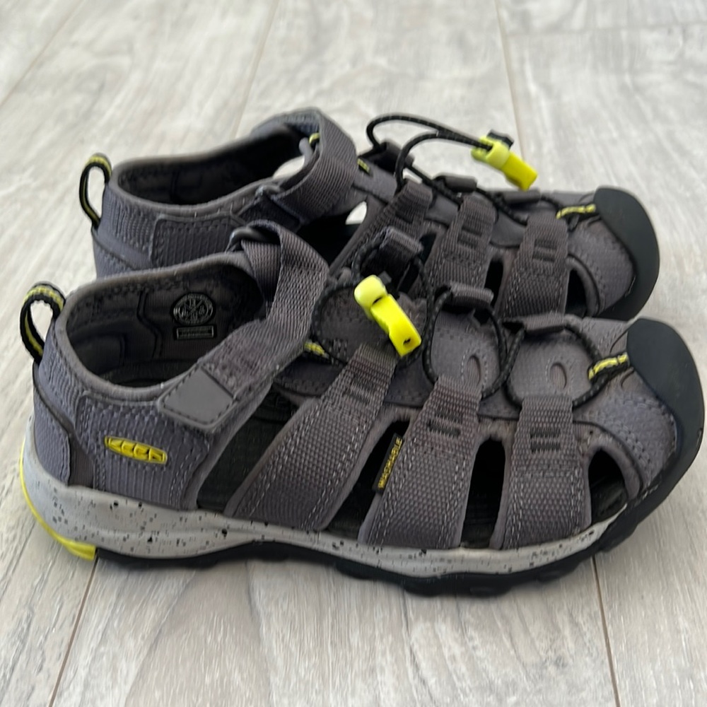 Keen fisherman gray and yellow